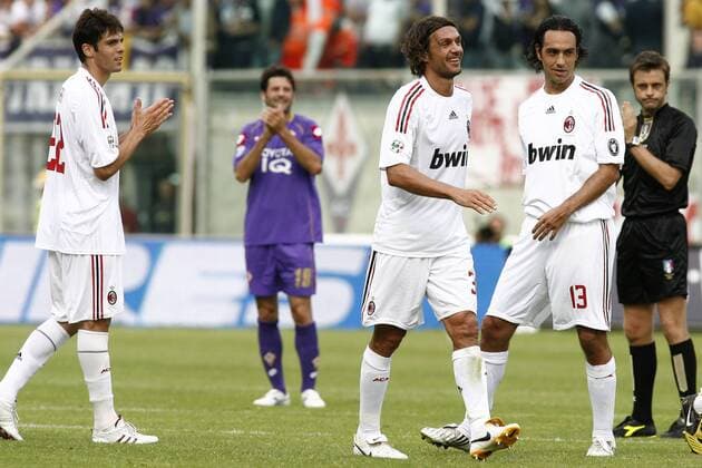 Schlußpunkt - Paolo Maldini beendet nach 902 Spielen und 12 Jahren als Kapitän des AC Mailand seine Karriere, es verabschieden ihn Kaka (li.) und Alessandro Nesta -  Fußball Herren Serie A 2008 2009, 1. Liga, ACF Fiorentina - AC Mailand 0:2, Milan, AC Florenz, Gruppe Florenz
