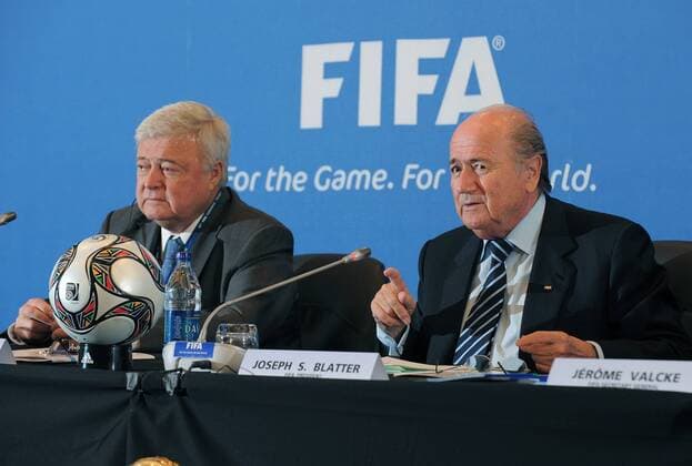 CBF Präsident Ricardo Terra Teixeira (Brasilien, li.) und FIFA Präsident Joseph S. Blatter (Schweiz) präsentieren die 12 Spielorte der WM 2014 in Brasilien - Fußball Herren 59. FIFA Kongress 2009, Generalversammlung, Versammlung, Tagung, Konferenz, Wettkampfstätte, Gruppe Nassau
