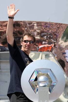 Trainer Laurent Blanc (Bordeaux) neben der Trophäe - Girondins Bordeaux ist Französischer Meister 2009 -  (pan32112) Fußball Herren Ligue 1 2008 2009, 1. Französische Liga, Girondins de Bordeaux, Sieg, Sieger, Meister, Feier Einzelbild Bordeaux Freude,
