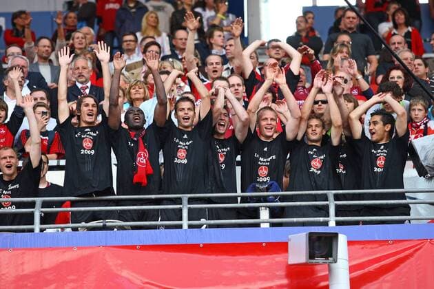 Nürnberger Spieler feiern den Aufstieg 2009 mit einer La Ola Welle Fußball 2. BL Herren Saison 2008 2009, 1. FC Nürnberg, Relegation, Relegationsspiel, Totale o0 Feier Nürnberg Freude, Begeisterung,