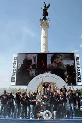 Girondins Bordeaux feiert die Französische Meisterschaft 2009 vor der Siegessäule am Place des Quinconces, dem Girondistendenkmal in Bordeaux -  (pan32112) Fußball Herren Ligue 1 2008 2009, 1. Französische Liga, Girondins de Bordeaux, Sieg, Sieger, Meister, Feier Totale Bordeaux Freude,