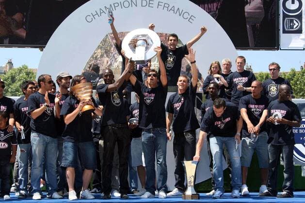 Girondins Bordeaux - Französischer Meister und Ligapokalsieger 2009 und Französischer SuperCup Sieger 2008 -  (pan32112) Fußball Herren Ligue 1 2008 2009, 1. Französische Liga, Girondins de Bordeaux, Sieg, Sieger, Meister, Feier Totale o0 Coupe de la Ligue Bordeaux Freude,