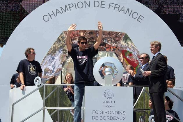 Yoann Gourcuff mit der Meister Trophäe - Girondins Bordeaux ist Französischer Meister 2009 -  (pan32112) Fußball Herren Ligue 1 2008 2009, 1. Französische Liga, Girondins de Bordeaux, Sieg, Sieger, Meister, Feier Totale Bordeaux Freude,