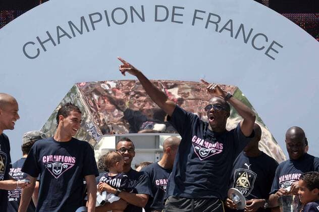 Souleymane Diawara (re.) und Marouane Chamakh feiern - Girondins Bordeaux ist Französischer Meister 2009 -  (pan32112) Fußball Herren Ligue 1 2008 2009, 1. Französische Liga, Girondins de Bordeaux, Sieg, Sieger, Meister, Feier Gruppe Bordeaux Freude, Begeisterung,