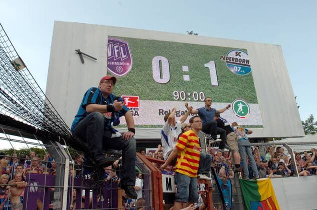 Paderborner Fans bejubeln nach dem 1:0 Erfolg über Osnabrück den Aufstieg 2009 Fußball Herren Saison 2008 2009, Relegation, Relegationsspiel, VfL Osnabrück - SC Paderborn 07 0:1 Totale o0 Feier Osnabrück