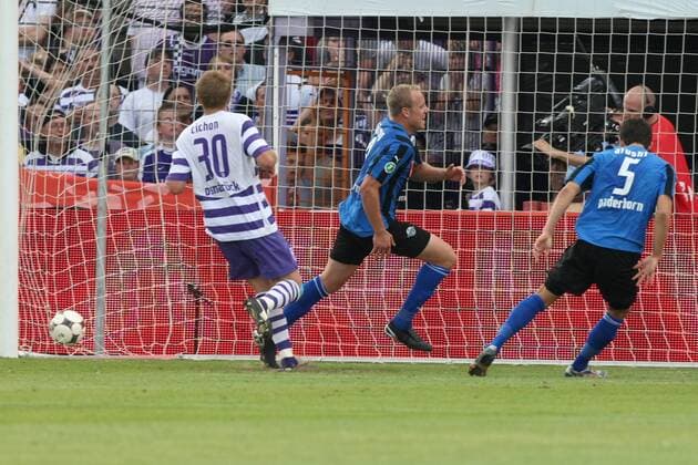 Frank Löning (Paderborn, Mitte) erzielt das 0:1 gegen Thomas Cichon (Osnabrück) Fußball 2. BL Herren Saison 2008 2009, Relegation, Relegationsspiel, VfL Osnabrück - SC Paderborn 07 0:1 Gruppe Osnabrück Freude, Begeisterung,