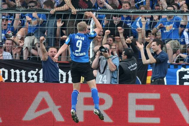 Frank Löning (Paderborn) - Torjubel vor den Fans Fußball 2. BL Herren Saison 2008 2009, Relegation, Relegationsspiel, SC Paderborn 07 Totale Osnabrück Freude, Begeisterung,