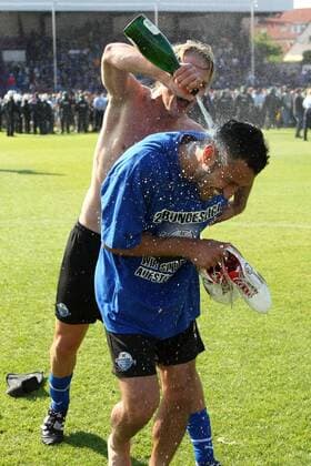Sercan Güvenisik (vorn) und Sören Brandy (beide Paderborn) feiern den Aufstieg feuchtfröhlich Fußball 2. BL Herren Saison 2008 2009, Relegation, Relegationsspiel, SC Paderborn 07 Gruppe Osnabrück Freude, Begeisterung,