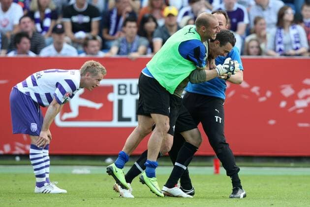 Torwart Kasper Jensen (Paderborn, Mitte) feiert mit Kollegen den Aufstieg, li. trauert Henning Grieneisen (Osnabrück) ob des Abstieges Fußball 2. BL Herren Saison 2008 2009, Relegation, Relegationsspiel, VfL Osnabrück - SC Paderborn 07 0:1 Gruppe Osnabrück Freude, Enttäuschung,