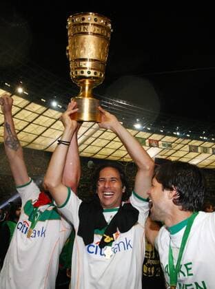 Claudio Pizarro (Mitte) und Diego (beide Bremen) feiern den Pokalsieg 2009 Fußball Herren DFB Pokal 2008 2009, Pokalspiel, Finale, Pokalfinale, SV Werder Bremen, Gruppe Berlin Freude,