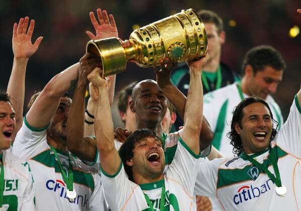 Diego (Mitte) und Claudio Pizarro (beide Bremen, re.) feiern den Pokalsieg 2009 Fußball Herren DFB Pokal 2008 2009, Pokalspiel, Finale, Pokalfinale, SV Werder Bremen, Gruppe Berlin Freude,