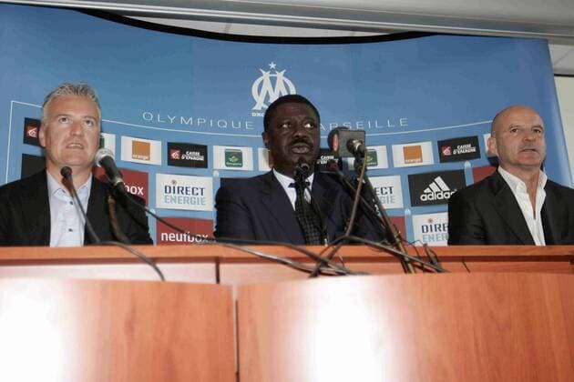 v.li.: Trainer Didier Deschamps, Präsident Pape Diouf und Co Trainer Guy Stephan (alle Marseille) -  Fußball Herren Vorschau Ligue 1 2009 2010, 1. Französische Liga, Olympique de Marseille, OM Gruppe Marseille