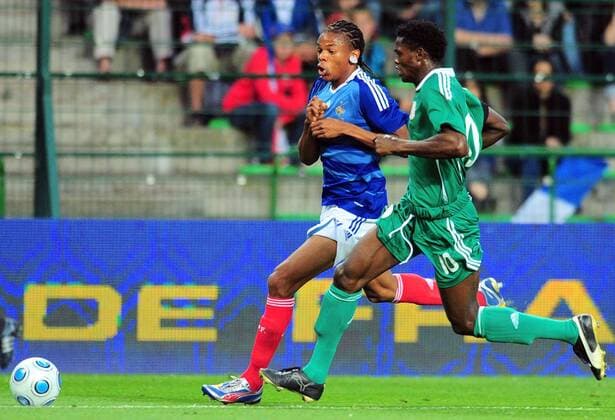 Loic Remy (Frankreich, li.) gegen Dickson Etuhu (Nigeria) -  Fußball Länderspiel Herren Freundschaftsspiel 2009, Test, Testspiel, Frankreich - Nigeria 0:1 Gruppe Nationalmannschaft, Nationaltrikot St. Etienne Dynamik,