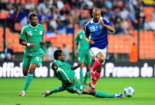 Nicolas Anelka (Frankreich, re.) gegen Sam Sodje (Mitte) und Kalu Uche (beide Nigeria) -  Fußball Länderspiel Herren Freundschaftsspiel 2009, Test, Testspiel, Frankreich - Nigeria 0:1 Gruppe Nationalmannschaft, Nationaltrikot St. Etienne Dynamik,
