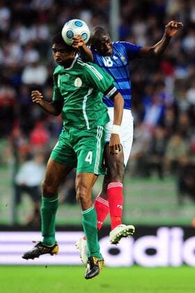 Nwankwo Kanu (Nigeria, li.) gegen Alou Diarra (Frankreich) -  Fußball Länderspiel Herren Freundschaftsspiel 2009, Test, Testspiel, Frankreich - Nigeria 0:1 Gruppe Nationalmannschaft, Nationaltrikot St. Etienne Dynamik,