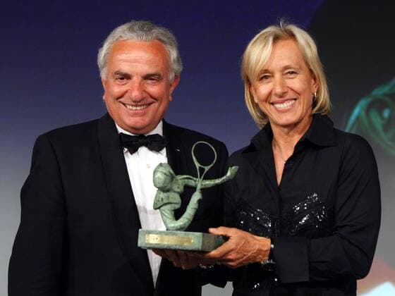 Martina Navratilova (USA) wird von ITF Präsident Francesco Ricci Bitti (Italien) mit dem Philippe Chatrier Award 2009 geehrt Tennis Damen ITF World Champions Dinner 2009, Preisverleihung, Ehrung, Spielerehrung, Gruppe Paris Freude,