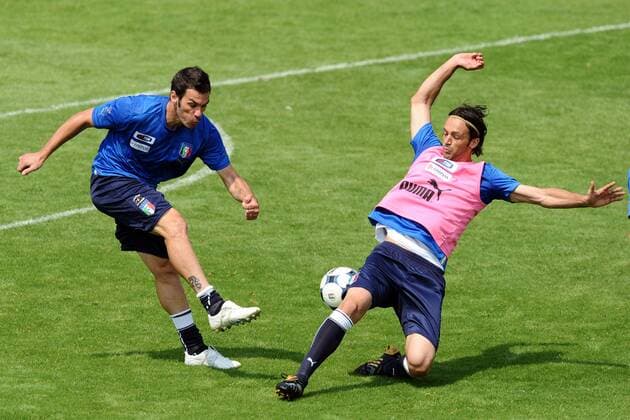 Gaetano D Agostino (li.) gegen Nicola Legrottaglie (beide Italien) -  Fußball Herren Nationalteam 2009, Training Gruppe Coverciano Florenz Dynamik,