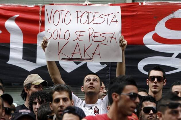 AC Mailand Fans fordern den Verbleib von Kaka auf einer Demonstration vor der Geschäftsstelle -  Fußball Herren Serie A 2008 2009, 1. Italienische Liga, AC Mailand, Milan, Protest, Fanprotest, Kritik, Fankritik, Gruppe Mailand