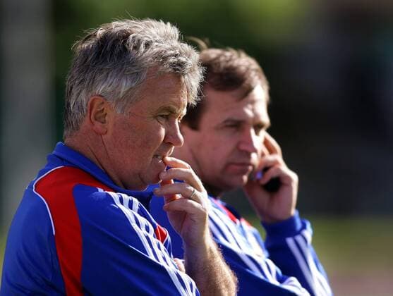 Nationaltrainer Guus Hiddink (vorn) und Co Trainer Alexander Borodjuk (beide Rußland) -  Fußball Herren Nationalteam 2009, Training Gruppe Moskau Nachdenklichkeit, Skepsis,