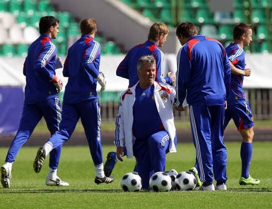 Nationaltrainer Guus Hiddink (Rußland, Mitte) im Gespräch -  Fußball Herren Nationalteam 2009, Training Gruppe Moskau Nachdenklichkeit,