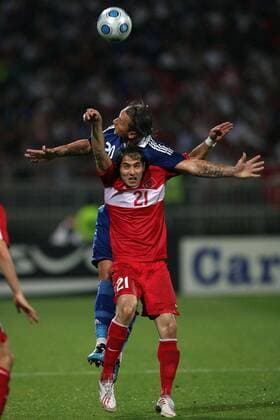 Halil Altintop (Türkei, vorn) gegen Philippe Mexes (Frankreich) -  Fußball Länderspiel Herren Freundschaftsspiel 2009, Test, Testspiel, Nationalmannschaft, Nationaltrikot Gruppe Lyon Dynamik, Kampf,