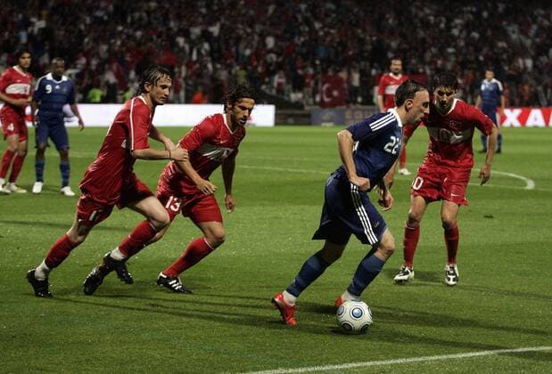 Franck Ribery (Frankreich, 2.v.re.) gegen drei Türken, v.re.: Nuri Sahin, Ibrahim Kas und Tuncay Sanli -  Fußball Länderspiel Herren Freundschaftsspiel 2009, Test, Testspiel, Nationalmannschaft, Nationaltrikot Gruppe Lyon Dynamik,