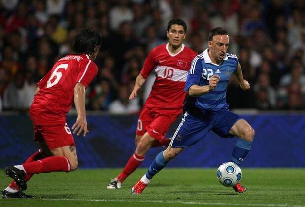 Franck Ribery (Frankreich, re.) gegen Nuri Sahin (Mitte) und Mehmet Topal (beide Türkei) -  Fußball Länderspiel Herren Freundschaftsspiel 2009, Test, Testspiel, Nationalmannschaft, Nationaltrikot Gruppe Lyon Dynamik,
