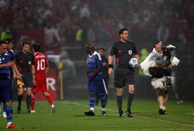 FIFA Schiedsrichter Manuel Gräfe (Deutschland) unterbricht das Spiel Frankreich gegen Türkei aufgrund Ausschreitungen türkischer Anhänger -  Fußball Länderspiel Herren Freundschaftsspiel 2009, Test, Testspiel, Nationalmannschaft, Nationaltrikot Gruppe Lyon