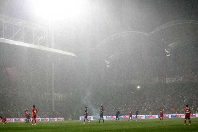 Regenspiel zwischen Frankreich (in blau) und der Türkei in Lyon -  Fußball Länderspiel Herren Freundschaftsspiel 2009, Test, Testspiel, Nationalmannschaft, Nationaltrikot Totale Lyon