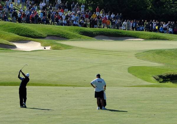 Tiger Woods (USA, li.) auf dem Muirfield Golf Course in Dublin (Ohio) während des Memorial Tournament 2009 - (Icon154090605002) Golf Herren Memorial Tournament 2009, PGA Tour Totale Muirfield Village Golf Course Dublin Ohio EDITORIAL USE ONLY
