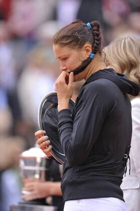 Dinara Safina (Rußland) enttäuscht nach dem verlorenen Finale der French Open 2009 -  Tennis Damen French Open 2009, Grand Slam, WTA Tour, Finale Einzelbild Roland Garros Paris Enttäuschung, Nachdenklichkeit,