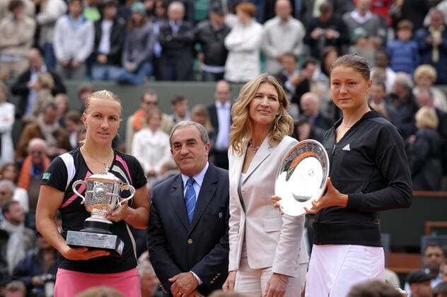 Svetlana Kuznetsova (li.) gewinnt die French Open 2009 gegen Dinara Safina (re., beide Rußland), dazwischen Steffi Graf (Deutschland) und FFT Präsident Jean Gachassin (Frankreich) -  Tennis Damen French Open 2009, Grand Slam, WTA Tour, Finale Gruppe Roland Garros Paris Freude,