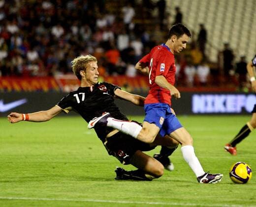Marc Janko (Österreich, li.) gegen Antonio Rukavina (Serbien) -  Fußball Länderspiel Herren WM Qualifikation 2009, Nationalteam, Nationaltrikot, Serbien - Österreich 1:0 Gruppe Belgrad Dynamik,