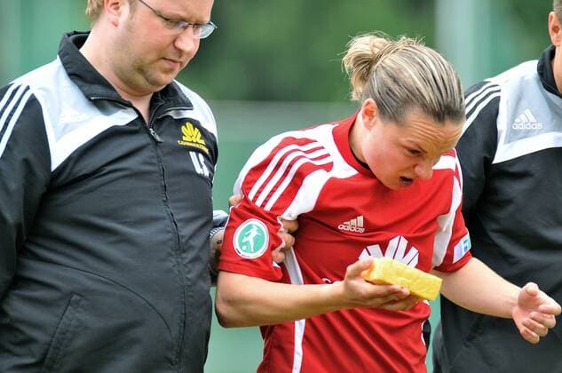 Karolin Thomas (FFC Frankfurt) verletzt Fußball 1. BL Damen Saison 2008 2009, Frauen, Frauenfußball, 1. FFC Frankfurt Gruppe Essen