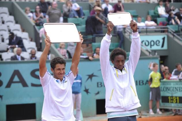 Daniel Berta (Schweden, li.) gewinnt das Junioren Finale der French Open 2009 gegen Gianni Mina (Frankreich) -  Tennis Herren French Open 2009, Grand Slam, ATP Tour, Junioren, Jugend, Nachwuchs, Finale Gruppe Roland Garros Paris Freude,