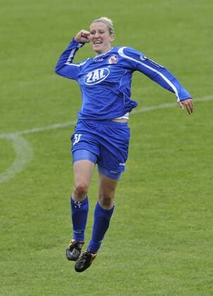 Anja Mittag (Potsdam) feiert die deutsche Meisterschaft 2009 Fußball 1. BL Damen Saison 2008 2009, Frauen, Frauenfußball, 1. FFC Turbine Potsdam Einzelbild Potsdam Begeisterung, Freude,