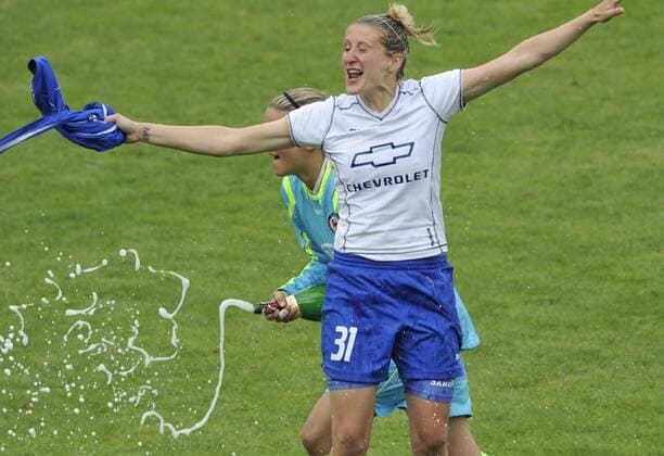 Anja Mittag (Potsdam, vorn) feiert die deutsche Meisterschaft 2009 Fußball 1. BL Damen Saison 2008 2009, Frauen, Frauenfußball, 1. FFC Turbine Potsdam Gruppe Potsdam Begeisterung, Freude,