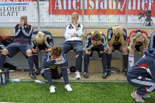 Bayern Ersatzspielerinnen sitzen ob des verpassten Titelgewinns enttäuscht auf der Bank Fußball Damen Saison 2008 2009, Frauen, Frauenfußball, FC Bayern München, Vdig Gruppe Crailsheim Enttäuschung, Verzweiflung,