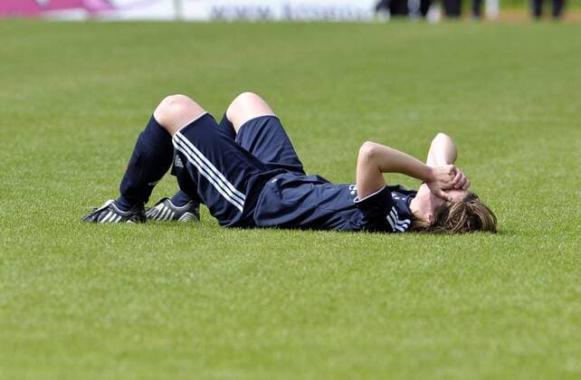 Katharina Baunach (Bayern) liegt ob des verpassten Titelgewinns fassungslos am Boden Fußball Damen Saison 2008 2009, Frauen, Frauenfußball, FC Bayern München, Vdig Einzelbild Crailsheim Enttäuschung, Verzweiflung,