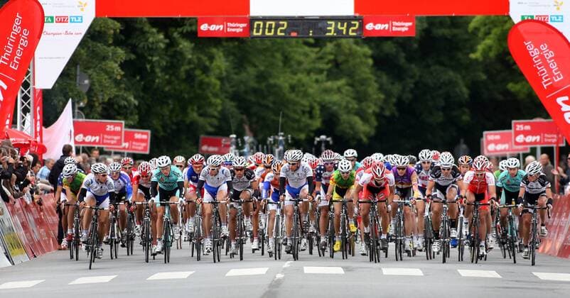 Peloton während der 1. Etappe der Thüringen Rundfahrt 2009 Radsport Herren Thüringen Rundfahrt 2009, Thüringenrundfahrt, Rund um die Hainleite, Straßenradsport, Straße, Rad Totale 1. Etappe: Rund um die Hainleite