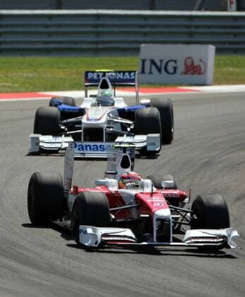 Timo Glock (Toyota) vor Nick Heidfeld (beide Deutschland BMW Sauber) Motorsport Grand Prix Herren Großer Preis der Türkei 2009, Formel 1 Weltmeisterschaft, F1, F, GP, WM Gruppe Istanbul