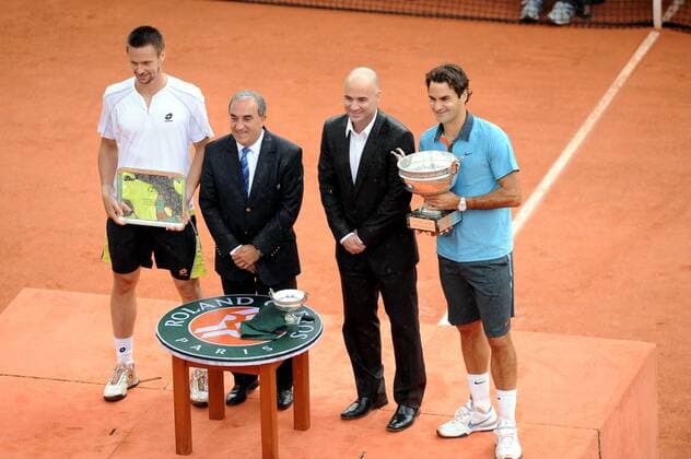 Roger Federer (Schweiz, re.) gewinnt die French Open 2009 gegen Robin Söderling (Schweden, li.), dazwischen Andre Agassi (USA, re.) und FFT Präsident Jean Gachassin (Frankreich) -  Tennis Herren French Open 2009, Grand Slam, ATP Tour, Finale Gruppe Roland Garros Paris Freude,