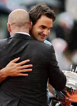 Roger Federer (Schweiz, re.) bekommt von Andre Agassi (USA) Glückwünsche bei der Siegerehrung - Federer gewinnt die French Open 2009 -  Tennis Herren French Open 2009, ATP Tour, Grand Slam, Finale, Gruppe Roland Garros Paris Freude,