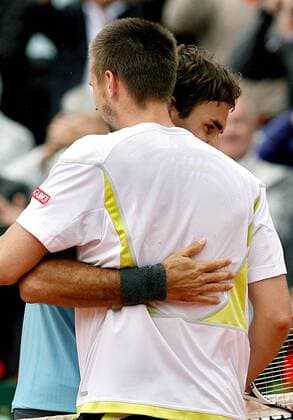 Roger Federer (Schweiz, hi.) bekommt von Robin Söderling (Schweden) Glückwünsche - Federer gewinnt die French Open 2009 -  Tennis Herren French Open 2009, ATP Tour, Grand Slam, Finale, Gruppe Roland Garros Paris Harmonie, Freude,