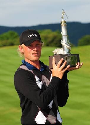 Sieger Jeppe Huldahl (Dänemark) mit Trophäe bei der Siegerehrung der Celtic Manor Wales Open 2009 - EDITORIAL USE ONLY. No use with unauthorised audio, video, data, fixture lists, club league logos or live services. Online in-match use limited to 120 images, no video emulation. No use in betting, games or single club league player publications. Golf Herren Celtic Manor Wales Open 2009, European PGA Tour Einzelbild Newport Freude,
