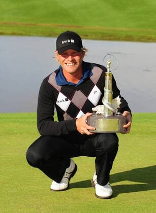 Sieger Jeppe Huldahl (Dänemark) mit Trophäe bei der Siegerehrung der Celtic Manor Wales Open 2009 - EDITORIAL USE ONLY. No use with unauthorised audio, video, data, fixture lists, club league logos or live services. Online in-match use limited to 120 images, no video emulation. No use in betting, games or single club league player publications. Golf Herren Celtic Manor Wales Open 2009, European PGA Tour Einzelbild Newport Freude,