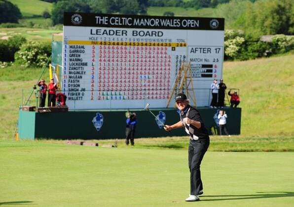 Jeppe Huldahl (Dänemark) jubelt vor dem Leader Board - er gewinnt das Celtic Manor Wales Open 2009 - EDITORIAL USE ONLY. No use with unauthorised audio, video, data, fixture lists, club league logos or live services. Online in-match use limited to 120 images, no video emulation. No use in betting, games or single club league player publications. Golf Herren Celtic Manor Wales Open 2009, European PGA Tour Totale Newport Freude,