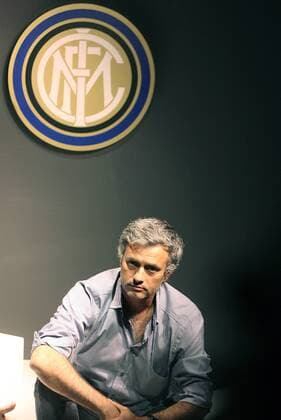 Trainer Jose Mourinho (Inter Mailand) -  (CFP20100633) Fußball Herren Serie A 2008 2009, 1. Italienische Liga, FC Internazionale Mailand Einzelbild Beijing Nachdenklichkeit,