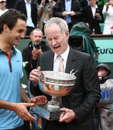 John McEnroe (USA, re.) gratuliert Roger Federer (Schweiz) zum French Open Sieg 2009 Tennis Herren French Open 2009, Grand Slam, Finale, ATP Tour Gruppe Roland Garros Paris Harmonie, Komik, Freude, Begeisterung,