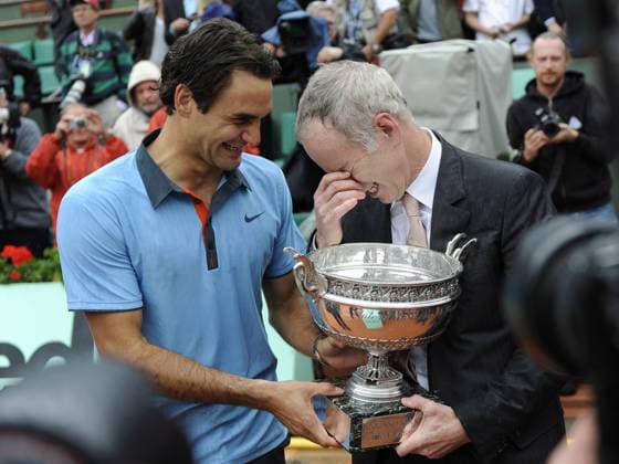 John McEnroe (USA, re.) gratuliert Roger Federer (Schweiz) zum French Open Sieg 2009 Tennis Herren French Open 2009, Grand Slam, Finale, ATP Tour Gruppe Roland Garros Paris Harmonie, Komik, Begeisterung, Freude,